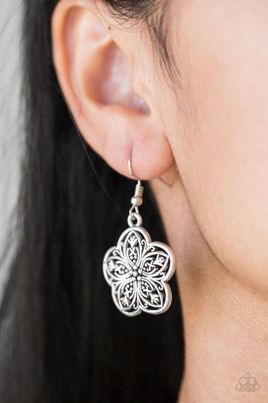 Paparazzi Accessories - Garden Groove - Silver Necklace - Bling by JessieK